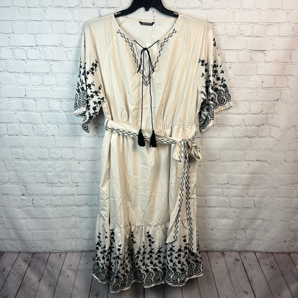 BloomChic Cream and Black Embroidered Look Pocket Dress Plus Size 2X - Picture 2 of 6